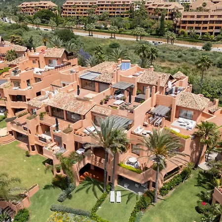 Exclusive 1 Line In With Panoramic Views Apartment